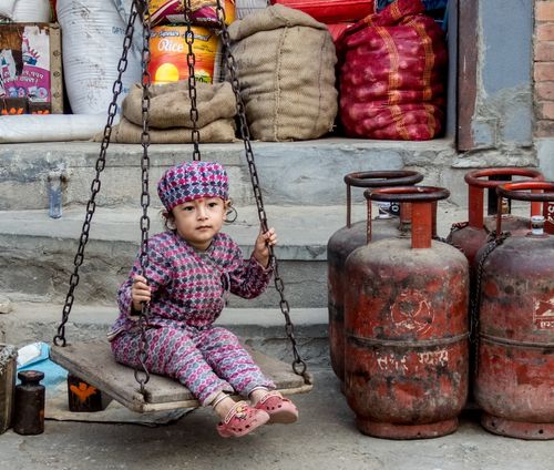 bambina deportata con bombole